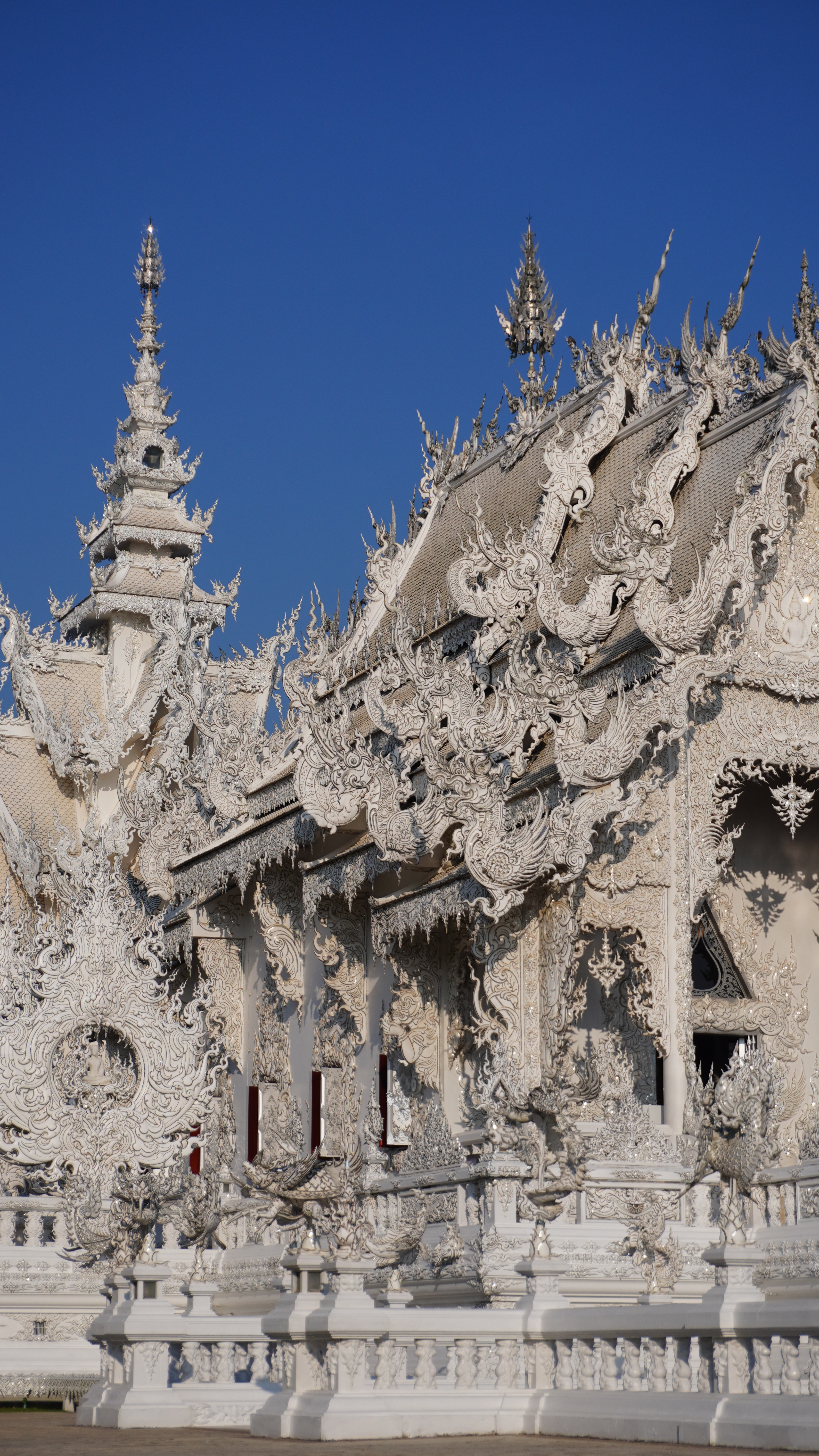 A Full Day in Chiang Rai: Temples, Cafés, and Poolside Relaxation